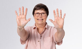 Жена, показваща ръцете си на камерата