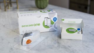 Pakiranje uređaja Dexcom One sa senzorom i oda&scaron;iljačem